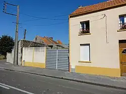 La borne du puits no&nbsp;1 dans son environnement.