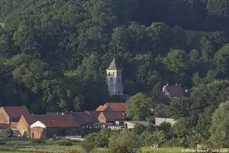 Village de Fresnicourt le dolmen (photo prise de la colline au sud du village).