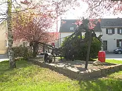 Charrue en monument.