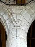 Cul-de-lampe en haut des piliers (côté sud).