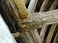 Engoulant des entraits de la charpente.