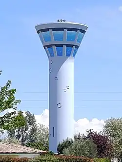 Fresque trompe l'oeil intitulée Tour de Contrôle Aquatique réalisée par l'artiste Frédéric Gracia sur le Château d'Eau de La Tour du Crieu en 2025