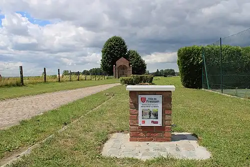 Entrée du secteur pavé.