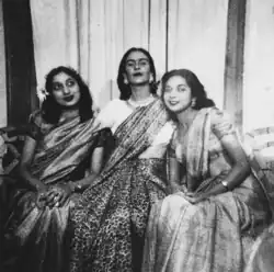 Frida Kahlo en sari, en compagnie de Nayantara Sahgal et Rita Dhar. Dans sa demeure à Mexico, en 1947.