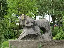 Fries paard met veulen en kind, statue créée par Anne Woudwijk en 1986, à IJlst.