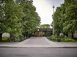 Description de l'image Front of Colonel By Secondary School.jpg.