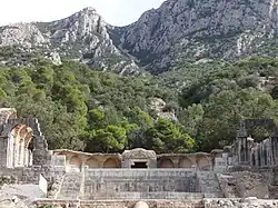 Vue d'un édifice en ruines avec une montagne à l'arrière-plan