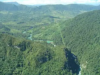 On distingue la limite frontalière au centre, à gauche se trouve le Guatemala.