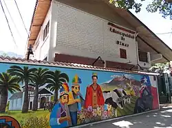 Peinture murale sur le bâtiment de la Municipalidad.