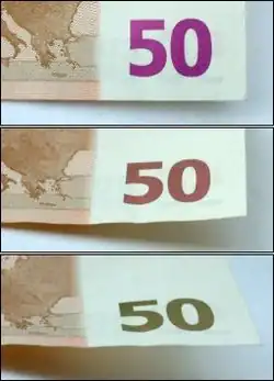 Trois vues de la partie inférieure droite du dos d'un billet de 50 euros. Le nombre 50 est rose, orangé puis olive lorsque l'inclinaison augmente.