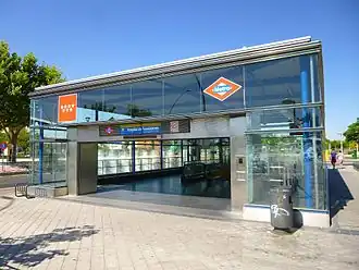 Édicule d'accès de la station jouxtant le campus universitaire.