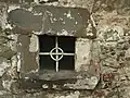 Fenêtre barrée dans la cour, avant 1500