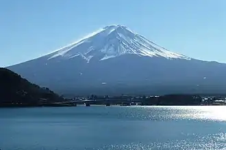 Le mont Fuji vu depuis le lac Kawaguchi.