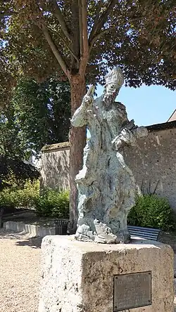 Statue sur la parvis de la cathédrale de Chartres de Bernard Damiano.