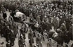 Le cortège funèbre du roi parcourt la ville de Bruxelles, son cercueil est posé sur un affût de canon tiré par des chevaux