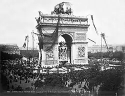 Catafalque et castrum doloris de Victor Hugo sous l’Arc de triomphe de l'Étoile, lors de ses funérailles, le 31 mai 1885.