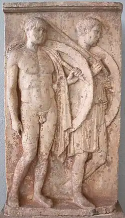 Persistance du classicisme polyclétéen: Stèle funéraire des soldats Chairédèmos (à gauche, figuré en soldat-athlète / nudité héroïsante) et Lyséas (figuré simplement en soldat, à droite). Marbre H. 1,81&nbsp;m.Après 409 (?). Le Pirée