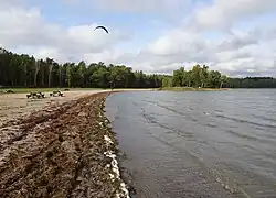 La plage de sable des bains de mer de Gålö.