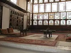 Salle de réception avec une grande moucharabieh.