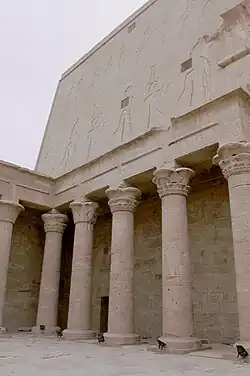 Colonnade dans la cour du temple.
