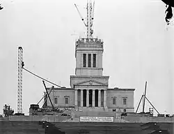 Photo en noir et blanc, on voit le chantier du mémorial