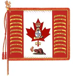Un drapeau blanc avec deux bandes rouges de chaque côté avec 11&nbsp;listels jaunes portant des noms de bataille dans chaque bande et, au centre, une feuille d'érable rouge sur laquelle se trouve un castor se tenant debout sur un tronc d'arbre au naturel tenant dans ses pattes un cercle blanc divisé par une croix blanche lisérée de deux bandes ondulées bleues avec une couronne au naturel dans le coin supérieur gauche et une feuille d'érable rouge dans le coin inférieur droit ; une couronne au naturel est située au-dessus du castor dans la feuille d'érable et un listel jaune portant l'inscription « III » surmonte la tige de la feuille d'érable. Un castor au naturel couché faisant face vers la gauche sur de la pelouse verte tenant une tige comportant trois feuilles d'érable aux couleurs d'automne se situe sous la feuille d'érable. Le drapeau est attaché sur un mât surmonté d'un lion doré portant une couronne et tenant une feuille d'érable faisant face à gauche