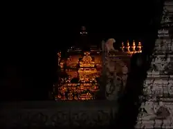 Vimana illuminé du Temple de Sri Venkateshwara Swamy (Vishnou), sur le mont Tirumala à Tirupati. Un grand lieu de pèlerinage en Inde.