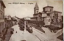 Carte postale ancienne montrant un tramway au terminus de l'église d'Écully. Cette ligne a été exploitée de 1894 à 1938