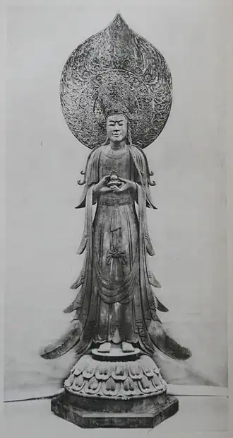 Guze Kannon. Bois de camphrier. Première moitié du VIIe&nbsp;siècle, sur un modèle Wei du Nord, sauf le visage.