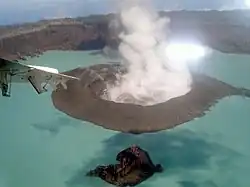 Photographie montrant le lac Voui, et le cratère fumant en son centre.