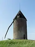 Le moulin de Ballan, typique de la région (mai&nbsp;2009)