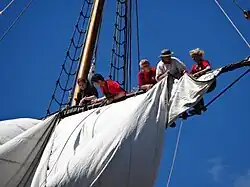 Équipe de gabiers mixtes sur l'Hermione en 2016 à Brest.