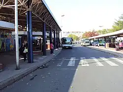 La gare routière située au dessus de la station.