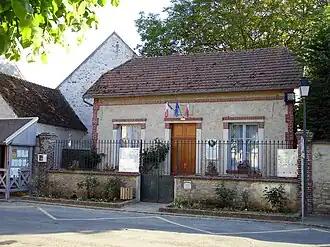 La mairie annexe et sa stèle-monument aux morts.
