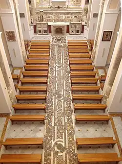 Le pavement néo-cosmatesque de la nef, restauration de 2008-2014.