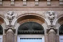 Immeuble Gailhard : chapiteaux ioniques, bustes en médaillon représentant Marguerite et Faust.