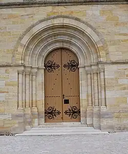 Le portail latéral.