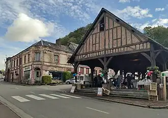 La halle et la Grande rue.