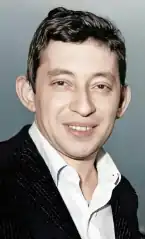 Portrait colorisé de Serge Gainsbourg souriant lors d'un passage en Italie.