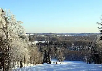 Vue sur les collines de Vidzeme sous la neige depuis le mont Gaizins.