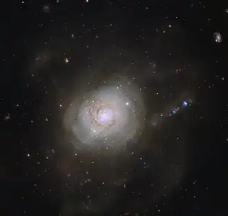 Vue globale de la région centrale de NGC 7252, imagée par le télescope spatial Hubble. Le disque de poussière en forme de spirale est bien visible, avec un anneau de formation d'étoiles.
