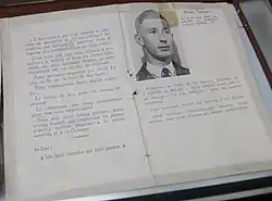 Photographie d'un livre ouvert sur une double page où figurent la photographie du dessinateur et des informations le concernant.