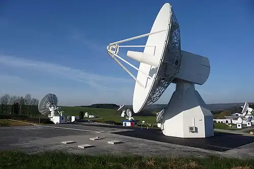 Antenne Galileo IOT en bande L à la station terrestre de l'ESA à Redu. L'antenne de 20&nbsp;m de Redu joue un rôle important lors des tests en orbite, permettant une surveillance haute résolution du signal de navigation en bande L provenant de chaque satellite Galileo.