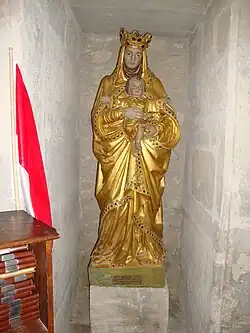Statue Vierge à l'Enfant dans l'église.