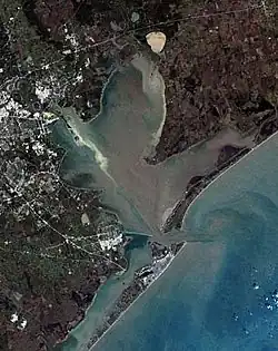 Photo satellite du littoral et de la baie du comté.