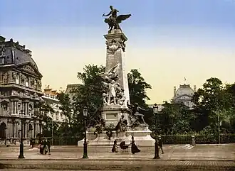Vue d'ensemble d'une sculpture monumentale en centre-ville.