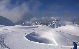 Une piste de ski enneigée.