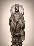 Le Bouddha debout de New Delhi. Statue en schiste du IIe ou IIIe&nbsp;siècle, en provenance du Gandhara.