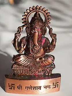 Statuette hindoue du dieu Ganesh avec svastika.