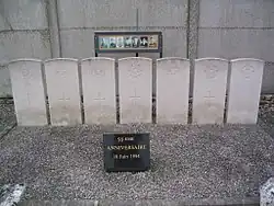 Tombes des aviateurs dans le cimetière..